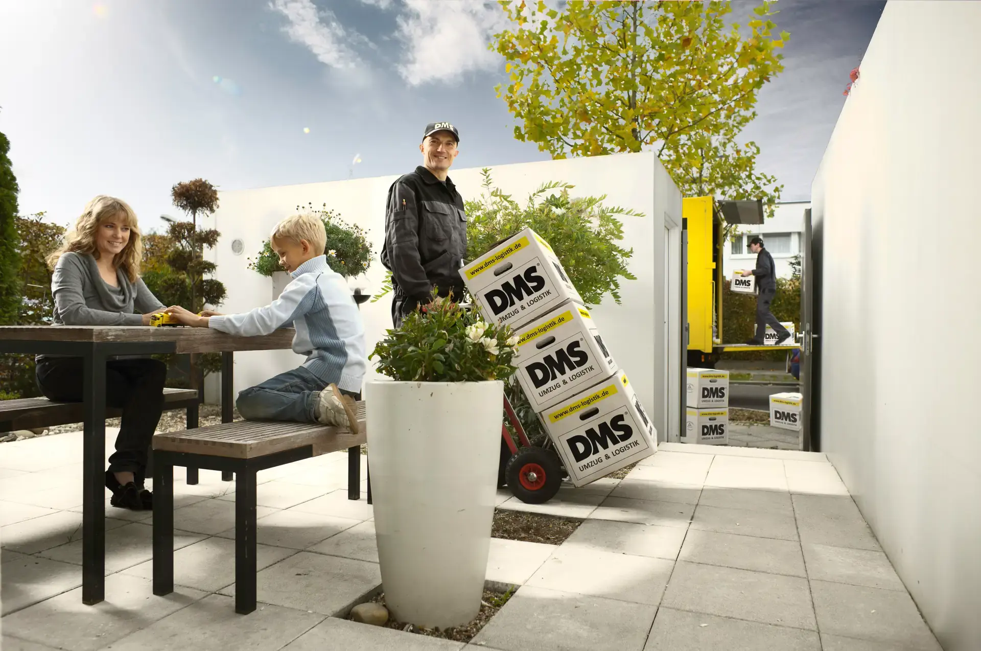 Das Team von Max Müller Umzüge vor dem DMS-LKW