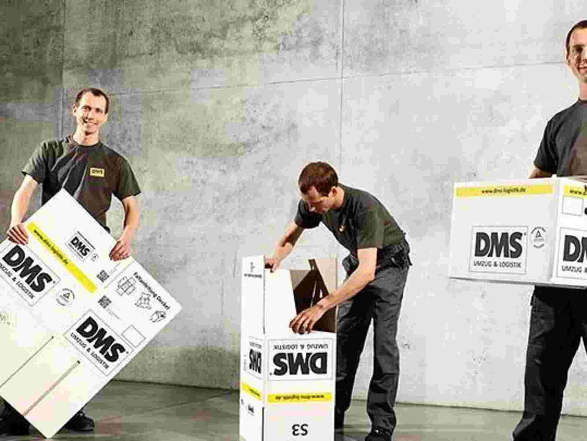 3 moving specialists when unfolding the Max Müller moving boxes