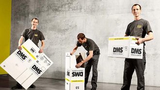 3 moving specialists when unfolding the Max Müller moving boxes