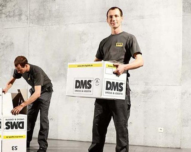 3 Umzugsfachmänner beim Aufklappen der Max Müller Umzugskartons Umzugskarton_aufbauen.jpg