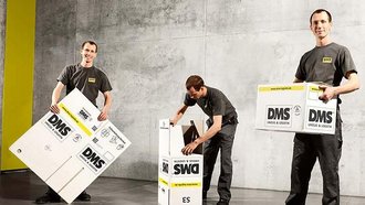 3 Umzugsfachmänner beim Aufklappen der Max Müller Umzugskartons