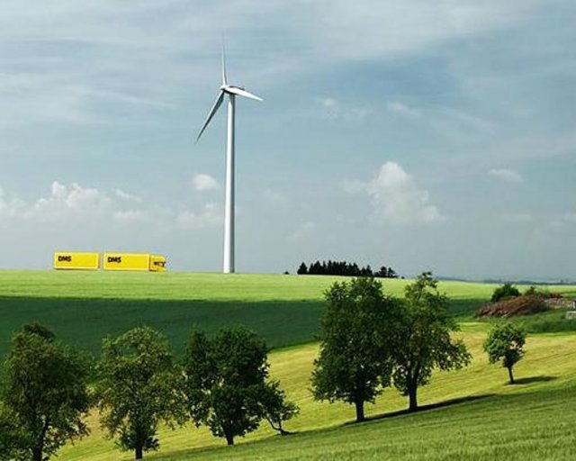  Moebelwagen_in_gruener_Landschaft.jpg