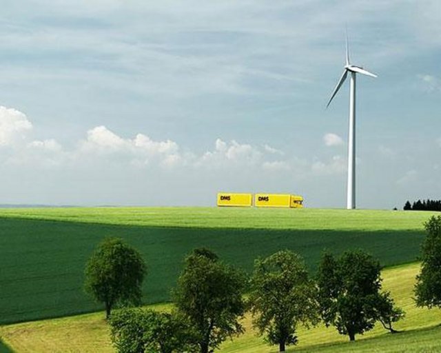  Moebelwagen_in_gruener_Landschaft.jpg