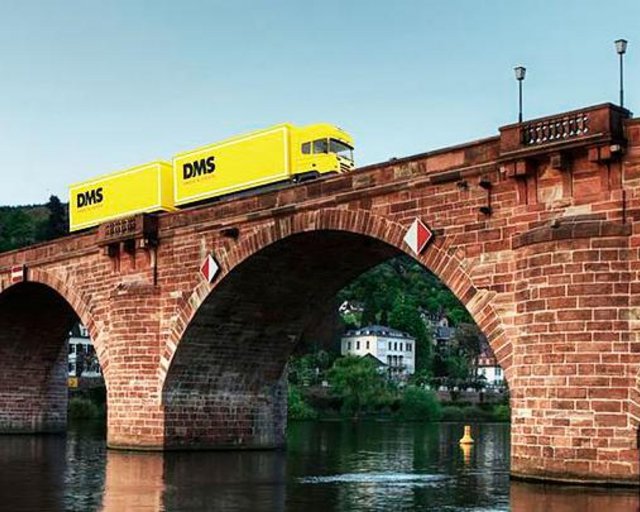  Moebelwagen_auf_Bruecke.jpg