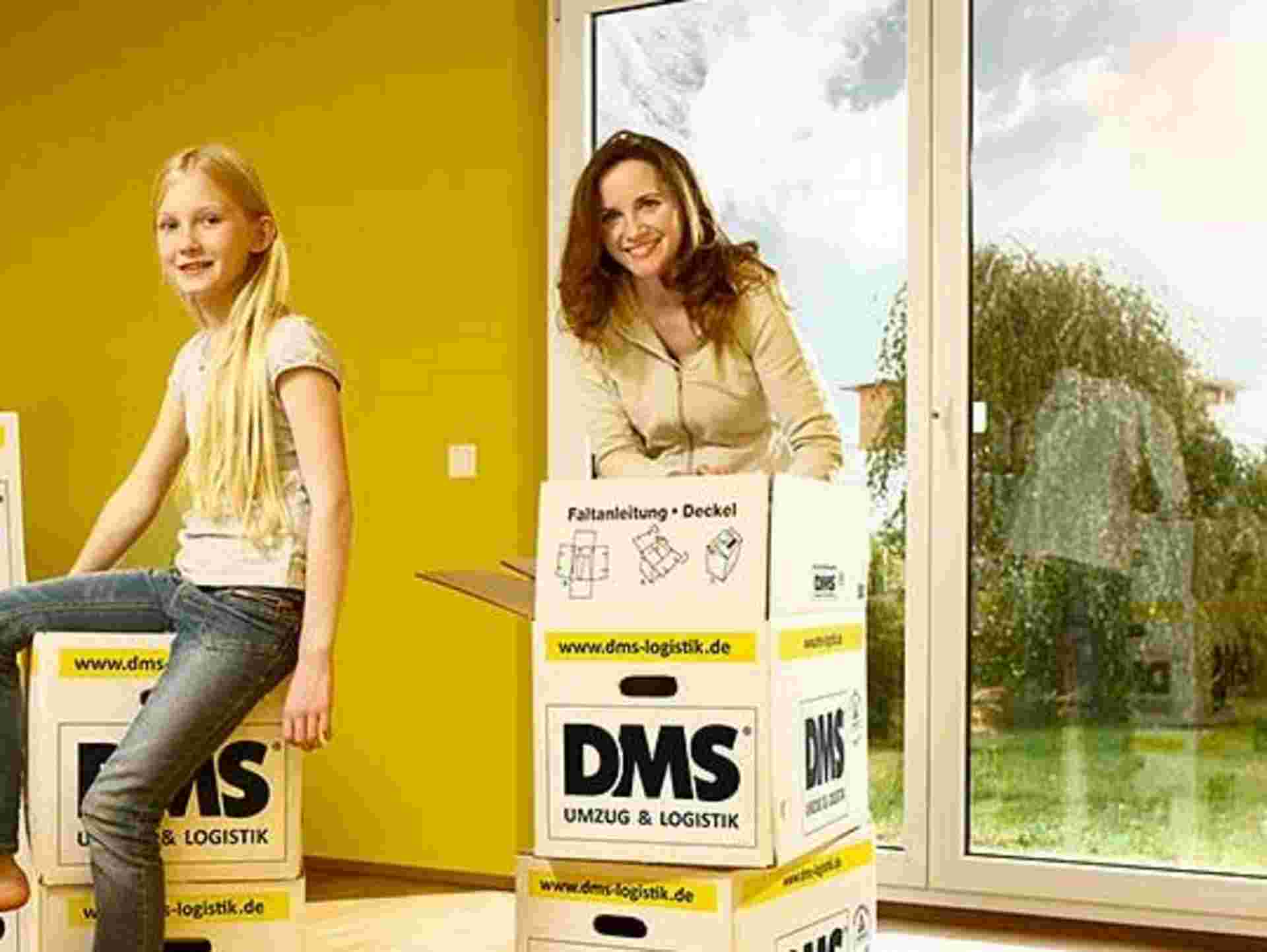 Familie mit Kindern sitzen bei ihrem Privatumzug auf gepackten Umzugskisten