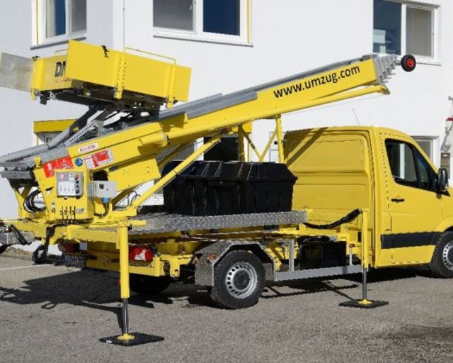 parked furniture case fahrzeug_mit_lift.jpg