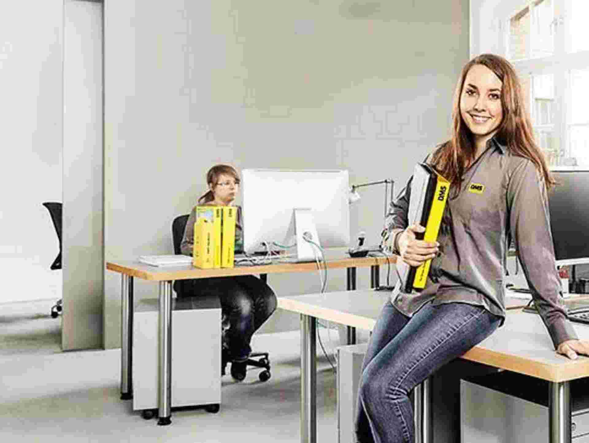 Auszubildende von Max Müller Umzüge in einem modern ausgestattenen Büro