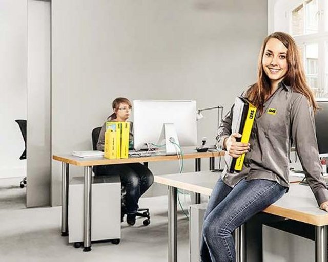 Auszubildende von Max Müller Umzüge in einem modern ausgestattenen Büro Ausbildung.jpg