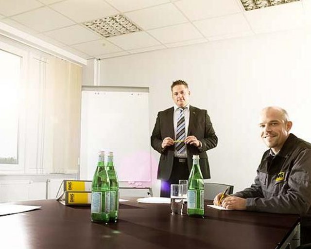 Drei Umzugsspezialisten aus verschiedenen Abteilungen der Max Müller Umzüge GmbH planen einen Projektumzug Teambesprechung.jpg