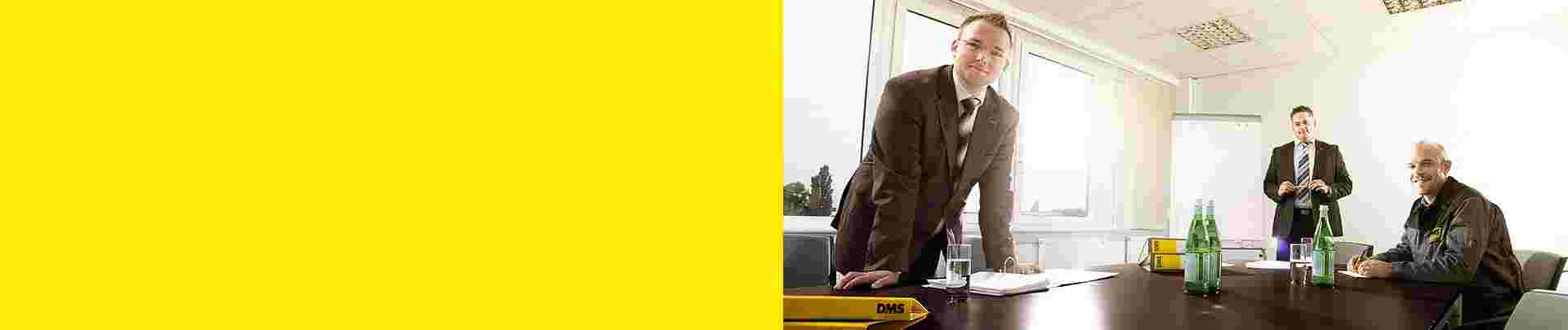 Three relocation specialists from different departments of Max Müller Umzüge GmbH are planning a project relocation