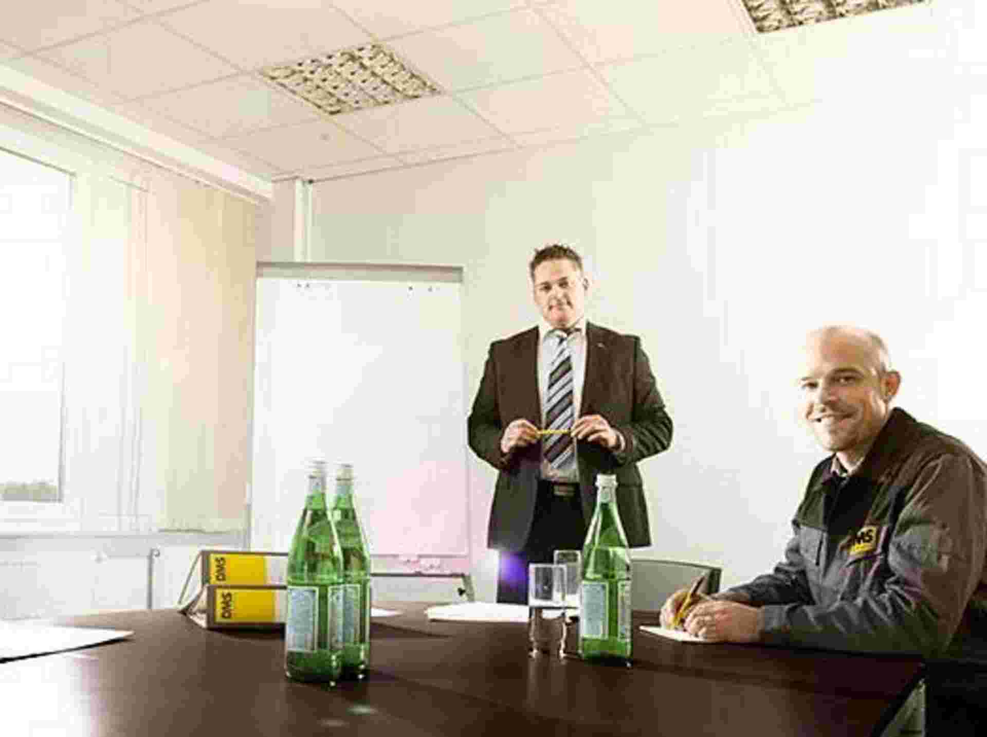 Drei Umzugsspezialisten aus verschiedenen Abteilungen der Max Müller Umzüge GmbH planen einen Projektumzug