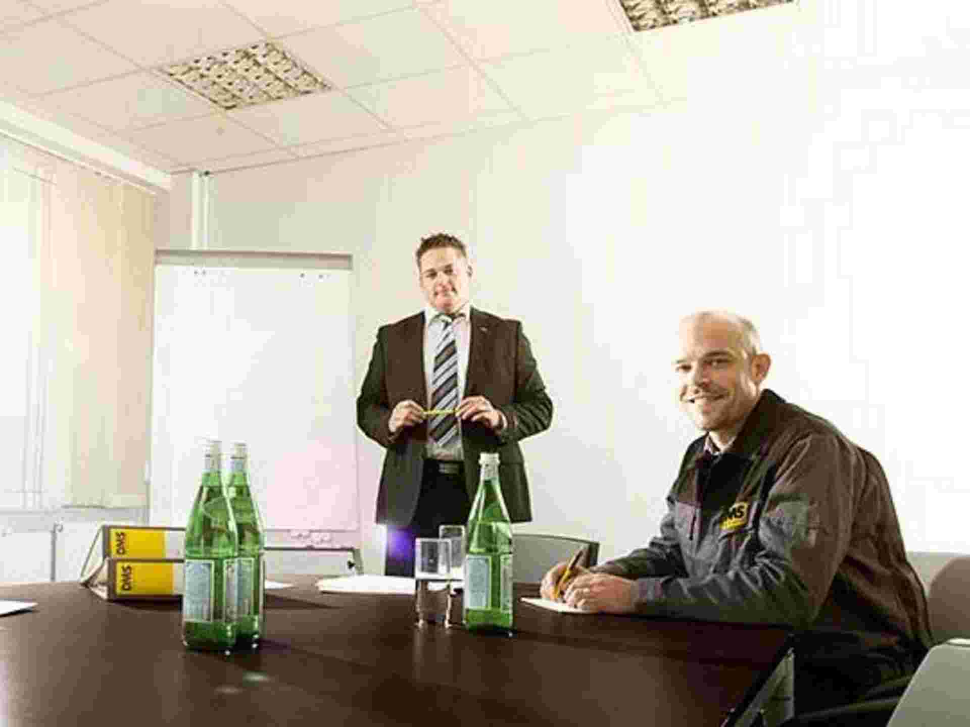 Drei Umzugsspezialisten aus verschiedenen Abteilungen der Max Müller Umzüge GmbH planen einen Projektumzug