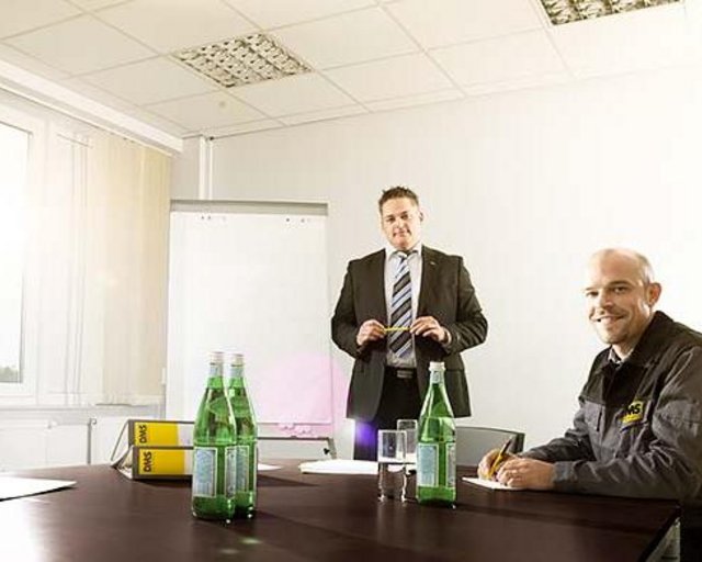Drei Umzugsspezialisten aus verschiedenen Abteilungen der Max Müller Umzüge GmbH planen einen Projektumzug Teambesprechung.jpg